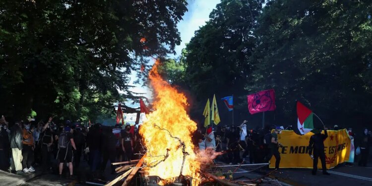 Η Γενεύη «φλέγεται»: Συγκρούσεις διαδηλωτών με την αστυνομία ενόψει της συνόδου κορυφής της G7 στη Γαλλία