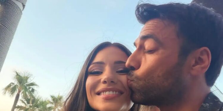 Ο Αντρέας Γεωργίου και η Σιμώνη Χριστοδούλου βάφτισαν την μικρή τους κόρη σε μία πανέμορφη τελετή