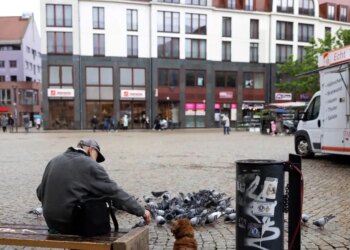 Deutsche Welle: Αυξάνονται οι φτωχοί στη Γερμανία - Πάνω από 13 εκ. πολίτες διαθέτουν εισόδημα κάτω από το 60% του μέσου όρου