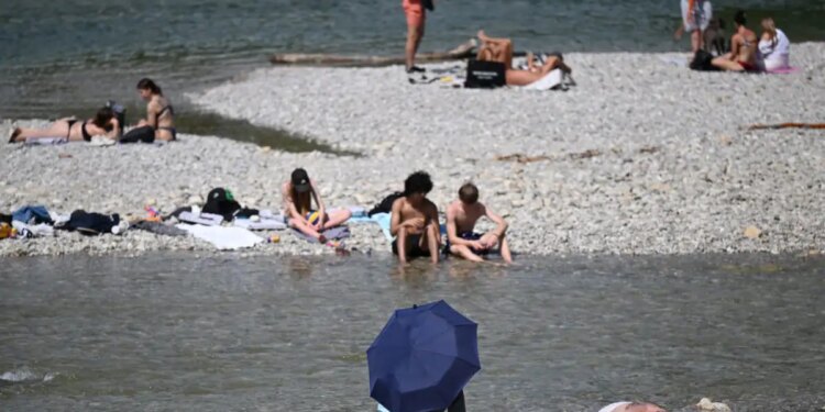 «Τρελάθηκε» ο καιρός στη Γερμανία: Θερμοκρασία στους 38°C αλλά και καταρρακτώδεις βροχές