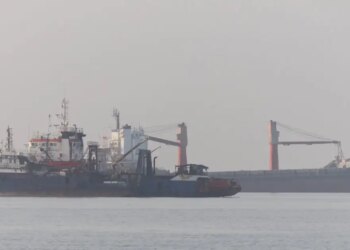 Έκρηξη σε φορτηγό πλοίο που δέχτηκε πυραυλική επίθεση ανοιχτά του Ιράκ