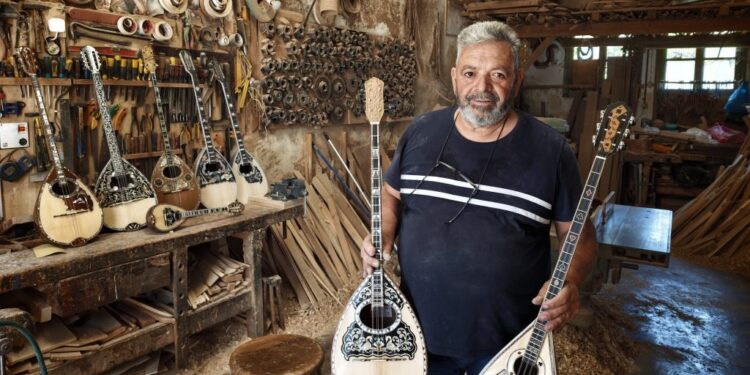 Από ένα σπασμένο μπουζούκι στην τέχνη της οργανοποιίας: Η διαδρομή του Παύλου Παπανικολάου
