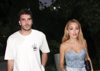 Ελένη Βουλγαράκη και Φώτης Ιωαννίδης στο κέντρο της Αθήνας: Φωτογραφίες από την βόλτα τους