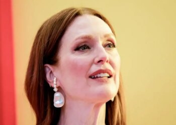 «The Debut»: Οι Τζούλιαν Μουρ και Πολ Τζιαμάτι στο πρώτο τρέιλερ της νέας ταινίας του Τζέσι Άιζενμπεργκ