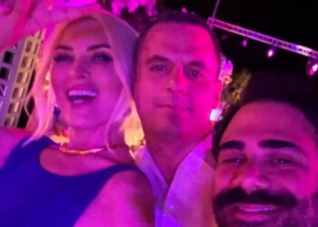 Κατερίνα Καινούργιου: Σπάνια βραδινή έξοδος με τον Παναγιώτη Κουτσουμπή σε γάμο στο Λαγονήσι