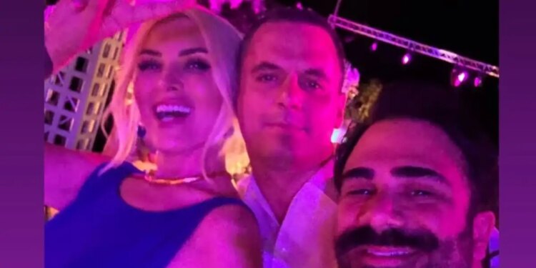 Κατερίνα Καινούργιου: Σπάνια βραδινή έξοδος με τον Παναγιώτη Κουτσουμπή σε γάμο στο Λαγονήσι