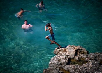 Πέφτουν τα μποφόρ, ανεβαίνει το θερμόμετρο: Προ των πυλών ένας «μίνι καύσωνας» - Πρόγνωση του καιρού με την Αν. Τυράσκη - ertnews.gr