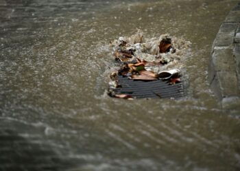 Χαλάζι καταιγίδες και κεραυνοί από την Αττική ως την Κοζάνη – Δρόμοι ποτάμια και ζημιές στις καλλιέργειες