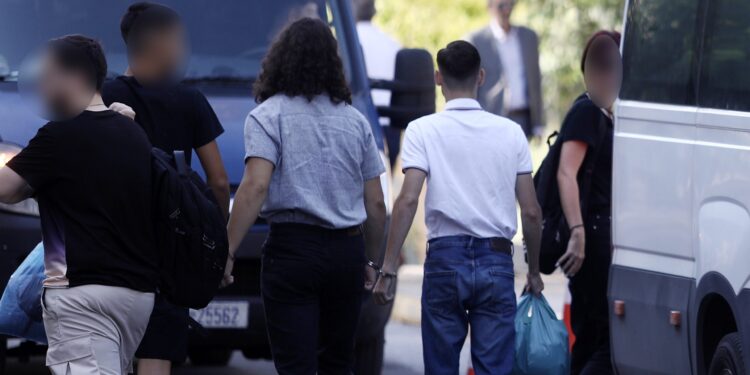 Δολοφονία 15χρονου στην Καλλιθέα: Στον ανακριτή οι έξι κατηγορούμενοι - «Το θύμα επιτέθηκε πρώτο στον δράστη» - ertnews.gr