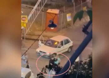 Άγριος καβγάς οδηγών μηχανής για την προτεραιότητα πάνω σε σιδηροδρομική διάβαση στον Κολωνό – Βίντεο ντοκουμέντο