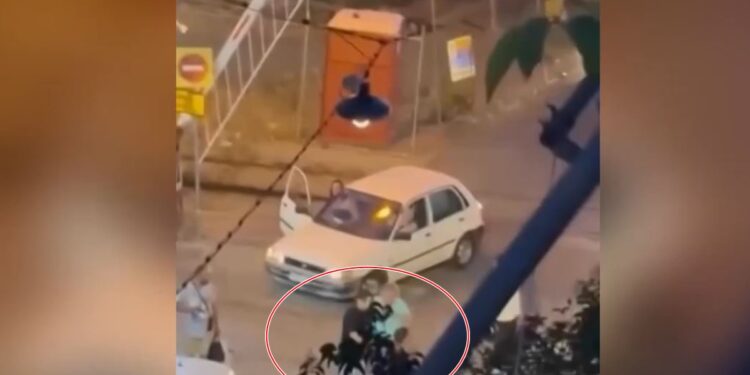 Άγριος καβγάς οδηγών μηχανής για την προτεραιότητα πάνω σε σιδηροδρομική διάβαση στον Κολωνό – Βίντεο ντοκουμέντο