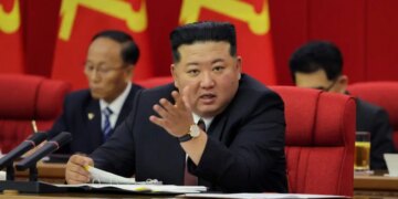 BBC: H αμφιλεγόμενη καταγωγή του Κιμ Γιονγκ Ουν, το απαγορευμένο μυστικό της μητέρας του και περίφημη διαδοχή των Κιμ