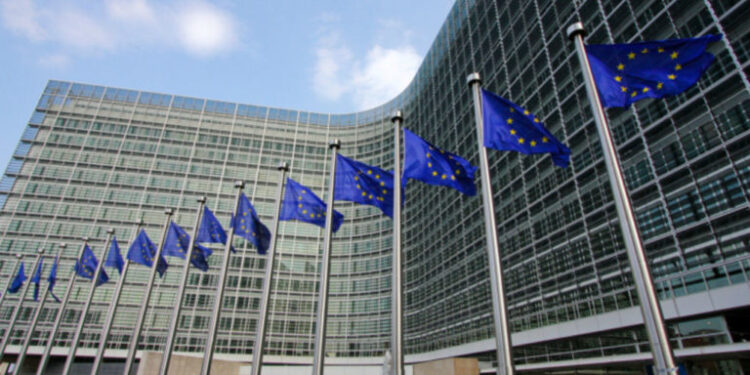 Κομισιόν: Προσωρινές προσαρμογές στους κανόνες κεφαλαιακής επάρκειας για τις ευρωπαϊκές τράπεζες