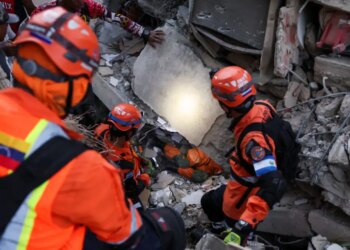 Βενεζουέλα: Μικρά θαύματα στα χαλάσματα από τον διπλό σεισμό - Διασώστες συνεχίζουν να βγάζουν εγκλωβισμένους, συγκλονιστικά βίντεο