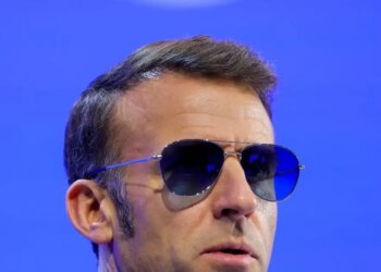 Ο Μακρόν ξαναφόρεσε τα διάσημα γυαλιά «Top Gun» και το διαδίκτυο πήρε φωτιά
