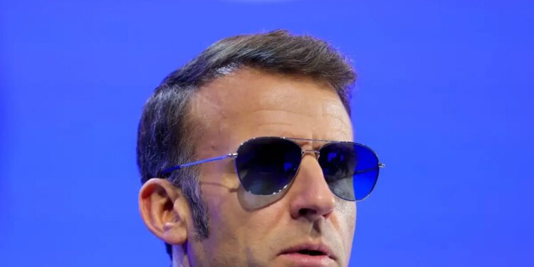 Ο Μακρόν ξαναφόρεσε τα διάσημα γυαλιά «Top Gun» και το διαδίκτυο πήρε φωτιά