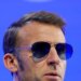 Ο Μακρόν ξαναφόρεσε τα διάσημα γυαλιά «Top Gun» και το διαδίκτυο πήρε φωτιά