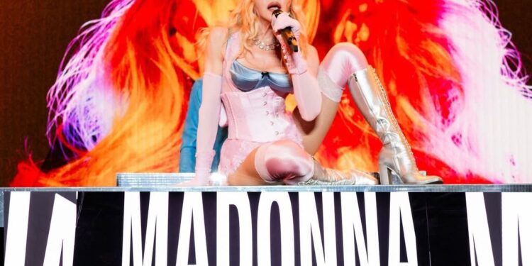 Μίνι συναυλία – έκπληξη από τη Madonna: Ξεσήκωσε τη Νέα Υόρκη λίγο πριν την κυκλοφορία του νέου άλμπουμ της