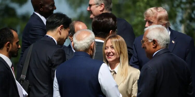 Η Μελόνι στους ηγέτες της G7 αφού έκοψε το τσιγάρο: «Χρειάστηκα τρεις καφέδες για να ξυπνήσω»