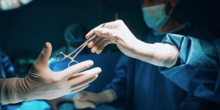 Πρωτοποριακή επέμβαση ταυτόχρονης μεταμόσχευσης ήπατος και δύο νεφρών χοίρου σε άνθρωπο