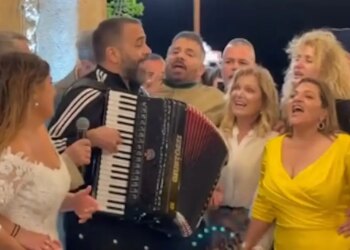 Δανάη Μπάρκα - Φάνης Μπότσης: Το φωτογραφικό άλμπουμ του γάμου, με τη Βίκυ Σταυροπούλου και τον Χρήστο Χατζηπαναγιώτη να χορεύουν και να τραγουδούν