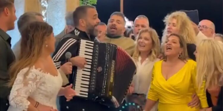 Δανάη Μπάρκα - Φάνης Μπότσης: Το φωτογραφικό άλμπουμ του γάμου, με τη Βίκυ Σταυροπούλου και τον Χρήστο Χατζηπαναγιώτη να χορεύουν και να τραγουδούν