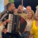 Δανάη Μπάρκα - Φάνης Μπότσης: Το φωτογραφικό άλμπουμ του γάμου, με τη Βίκυ Σταυροπούλου και τον Χρήστο Χατζηπαναγιώτη να χορεύουν και να τραγουδούν