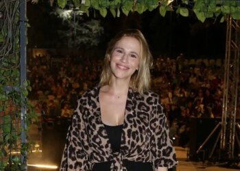 Νάντια Μπουλέ: Διακοπές στη Νάξο μαζί με την κόρη της