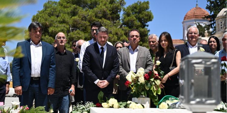 Φόρο τιμής στον Ανδρέα Παπανδρέου απέτισαν στελέχη του ΠΑΣΟΚ