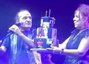 Βασίλης Παπακωνσταντίνου: Η έκπληξη της συζύγου του, Ελένης Ράντου, πάνω στη σκηνή για τα 76α γενέθλιά του