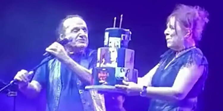 Βασίλης Παπακωνσταντίνου: Η έκπληξη της συζύγου του, Ελένης Ράντου, πάνω στη σκηνή για τα 76α γενέθλιά του