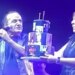 Βασίλης Παπακωνσταντίνου: Η έκπληξη της συζύγου του, Ελένης Ράντου, πάνω στη σκηνή για τα 76α γενέθλιά του