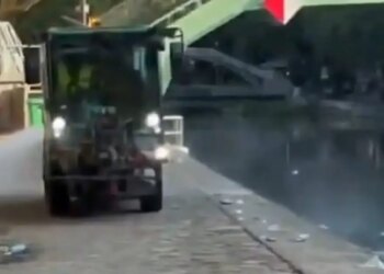 Σάλος στο Παρίσι: Βίντεο με υπάλληλο καθαριότητας να πετά σκουπίδια σε ποταμό που κολυμπούν πολίτες