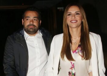 Η Ελένη Τσολάκη και ο Παύλος Πετρουλάκης βάφτισαν την κόρη τους