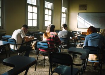 Τι συνέβη όταν μια καθηγήτρια απαγόρεψε κινητά και laptop στην τάξη
