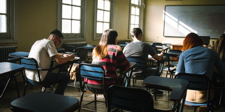 Τι συνέβη όταν μια καθηγήτρια απαγόρεψε κινητά και laptop στην τάξη
