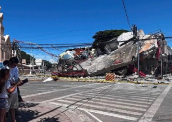 Συγκλονιστικά βίντεο από τον σεισμό στις Φιλιππίνες: Στους 15 οι νεκροί, αγωνία για τους εγκλωβισμένους