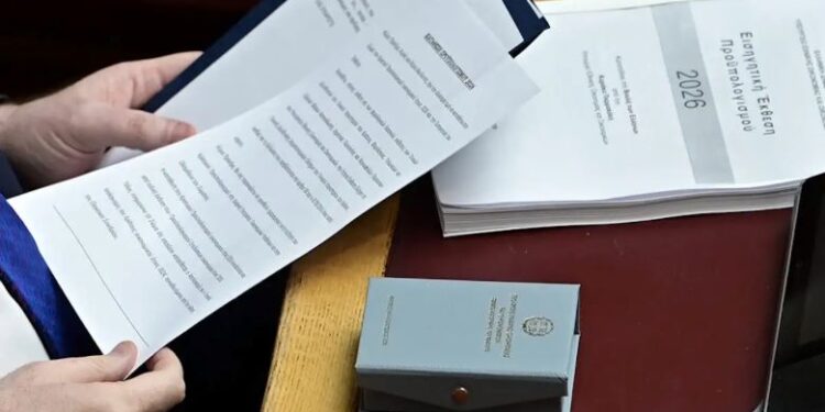 Προϋπολογισμός: Στην «πρέσα» οι κοινωνικές δαπάνες λόγω του ευρωπαϊκού κανονισμού – Στο 1 δισ. ευρώ ο χώρος για νέες παροχές το 2027