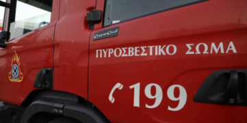 Πυρκαγιά σε δασική έκταση στον Σχίνο Λουτρακίου – Επιχειρούν και εναέρια μέσα