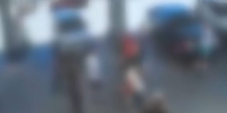 Ραφήνα: Βίντεο ντοκουμέντο από αιματηρή συμπλοκή σε βενζινάδικο – Τρεις τραυματίες, δύο συλλήψεις