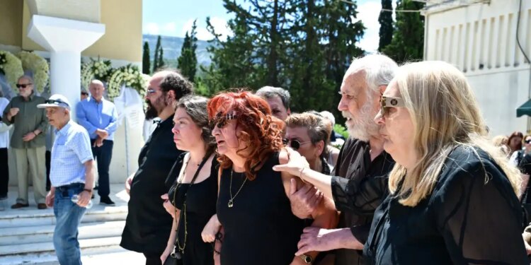 Κηδεία Σωτήρη Τσόγκα: Συγκίνηση στο τελευταίο αντίο στον ηθοποιό