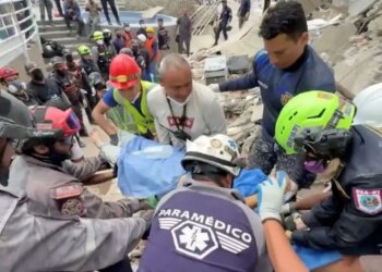 Βενεζουέλα: 21χρονος ανασύρθηκε ζωντανός μετά από 106 ώρες στα ερείπια - Η επιχείρηση απεγκλωβισμού διήρκησε 43 ώρες