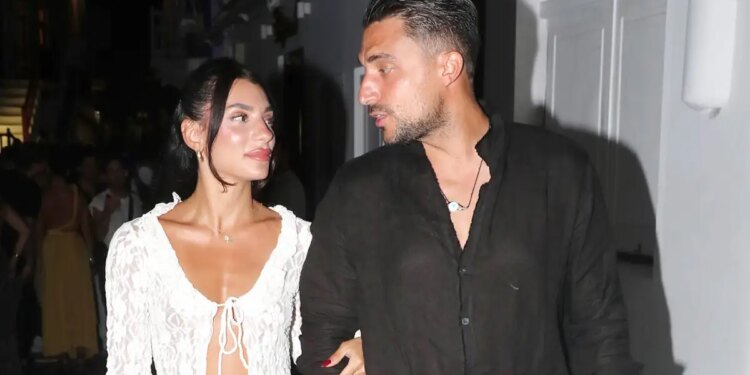 Ο Σάκης Κατσούλης αποκάλυψε πότε γεννάει η Μαριαλένα Ρουμελιώτη: «Την επόμενη Κυριακή θα είμαστε τρεις»