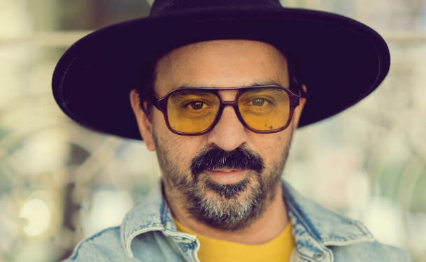 Ο Monsieur Minimal παρουσιάζει τον «Μουσικό Δείπνο» σε Αθήνα, Πάτρα και Θεσσαλονίκη