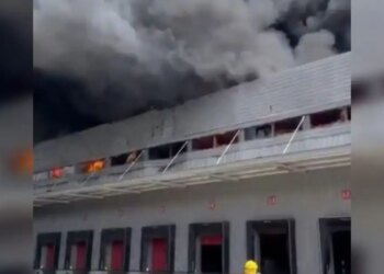 Βαρκελώνη: Φωτιά σε εργοστάσιο με μηχανάκια - Πυκνοί μαύροι καπνοί σκέπασαν τον ουρανό