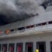 Βαρκελώνη: Φωτιά σε εργοστάσιο με μηχανάκια - Πυκνοί μαύροι καπνοί σκέπασαν τον ουρανό