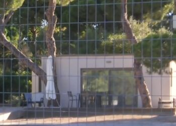 Σχινιάς: 12 χρόνια λειτουργεί αυθαίρετο resort μέσα σε προστατευόμενη δασική έκταση παρά τις εντολές κατεδάφισης – «Αυτόν εδώ δεν τον κουνάει κανένας»