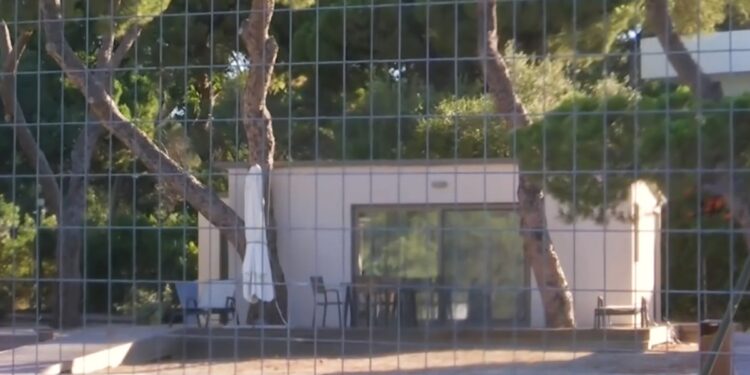 Σχινιάς: 12 χρόνια λειτουργεί αυθαίρετο resort μέσα σε προστατευόμενη δασική έκταση παρά τις εντολές κατεδάφισης – «Αυτόν εδώ δεν τον κουνάει κανένας»