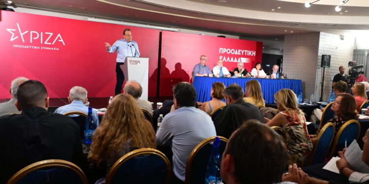 ΣYΡIZA: Χωρισμένο σε δύο στρατόπεδα το κόμμα - «Δίπλα ή απέναντι στον Τσίπρα» το δίλημμα