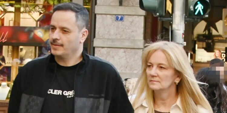 Ο Αλέξανδρος Τσουβέλας και η σύντροφός του Εύα Καρύδη προειδοποιούν με προσφυγή στη δικαιοσύνη για σεξιστικά σχόλια σε φωτογραφίες τους